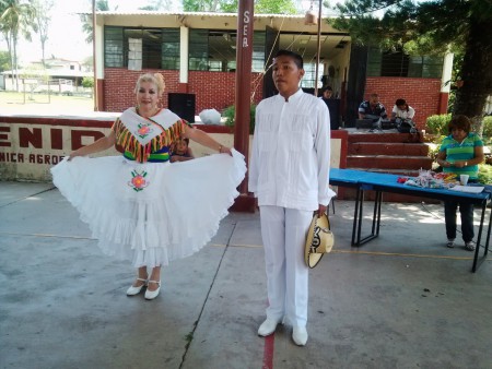 MAESTROS CELEBRANDO EL DÍA DEL ESTUDIANTE